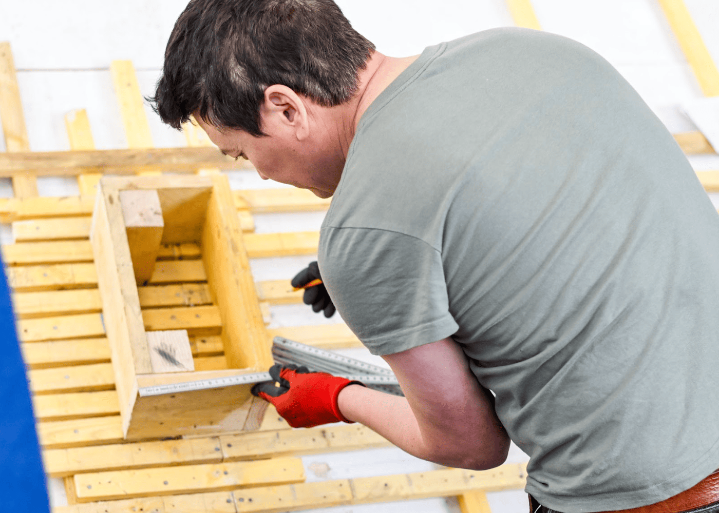 apprenant en atelier pour devenir couvreur zingueur à l’École Gustave