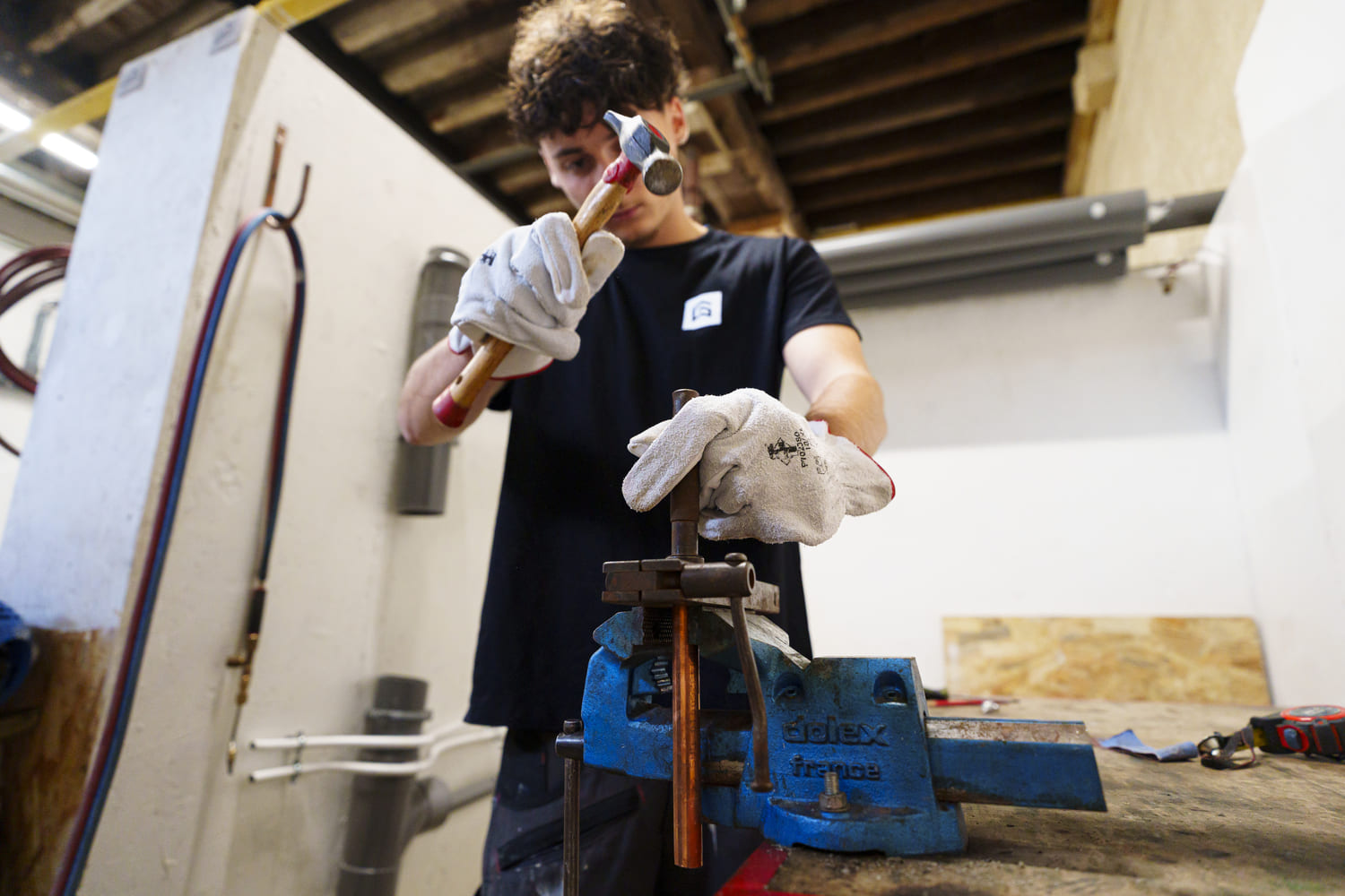 apprenant en atelier pour devenir plombier chauffagiste à l’École Gustave