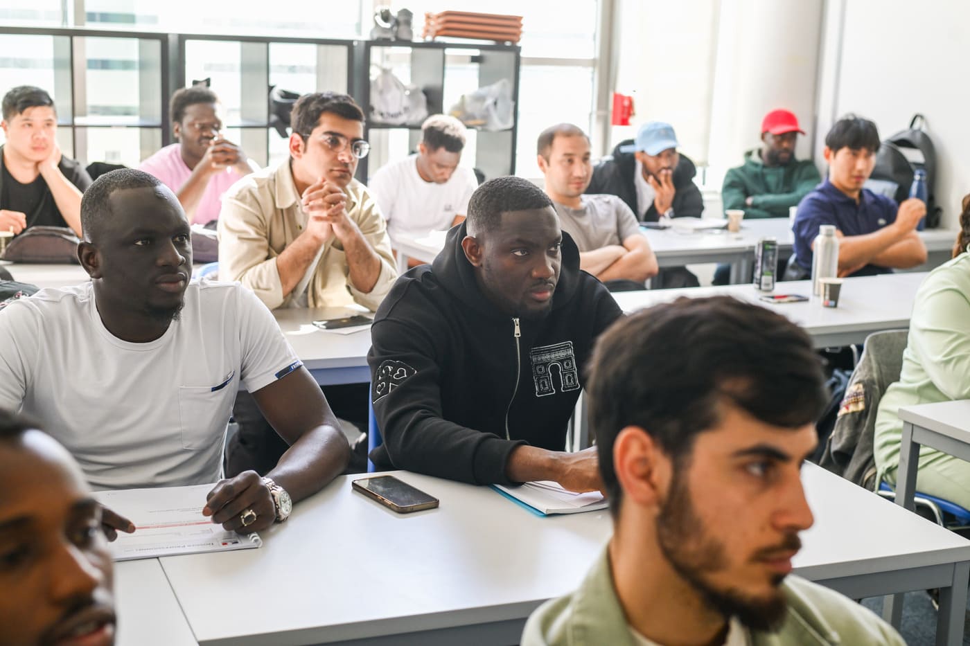 Apprenants adultes en classe suivant une formation professionnelle à l’École Gustave.