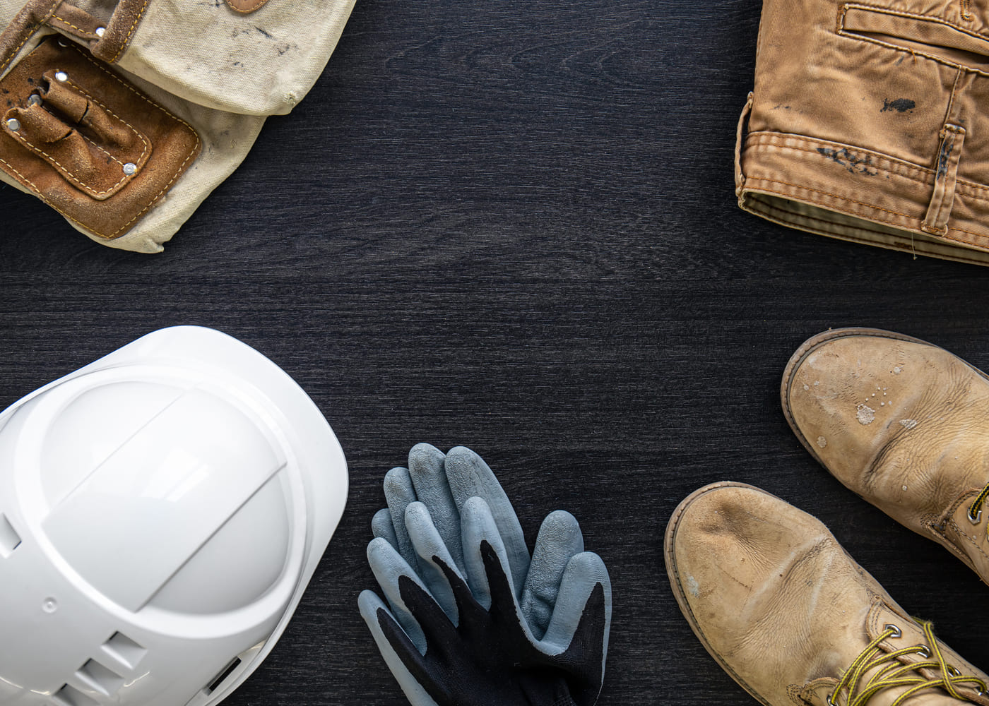 Équipements de protection individuelle pour le BTP : casque blanc, gants de travail, chaussures de sécurité, pantalon de chantier et ceinture porte-outils