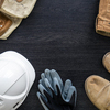 Équipements de protection individuelle pour le BTP : casque blanc, gants de travail, chaussures de sécurité, pantalon de chantier et ceinture porte-outils