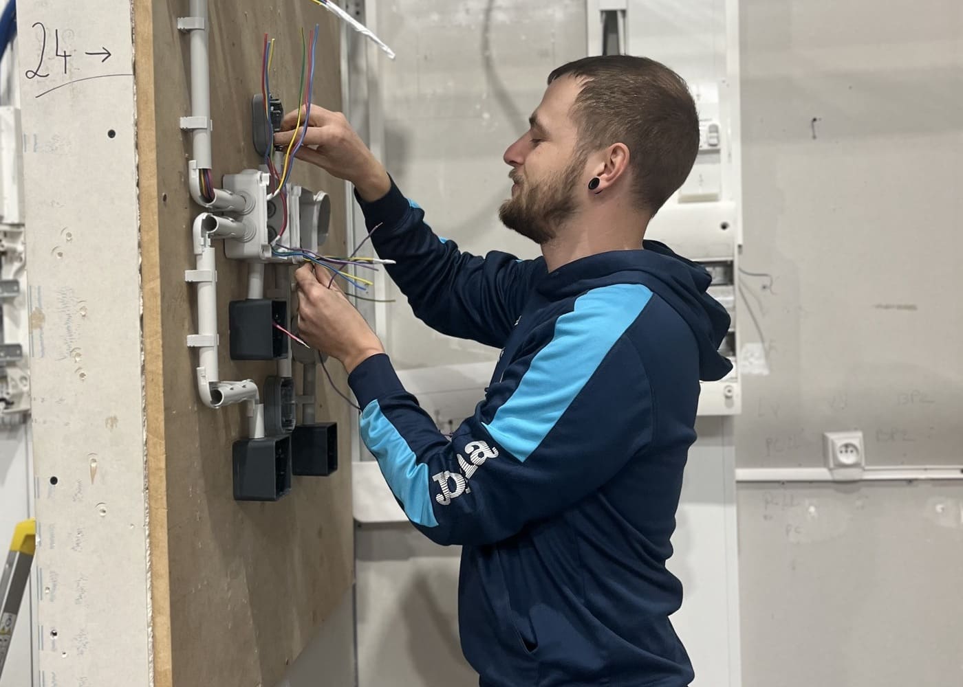 À 28 ans, Corentin quitte l’animation et le secteur social pour devenir électricien du bâtiment avec l’École Gustave, sur le campus de Lille. Il raconte sa reconversion.
