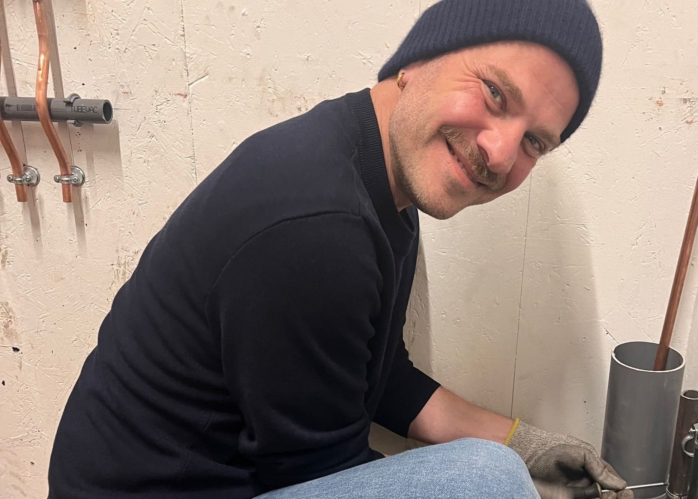 Apprenant en formation à l'École Gustave en train de manipuler