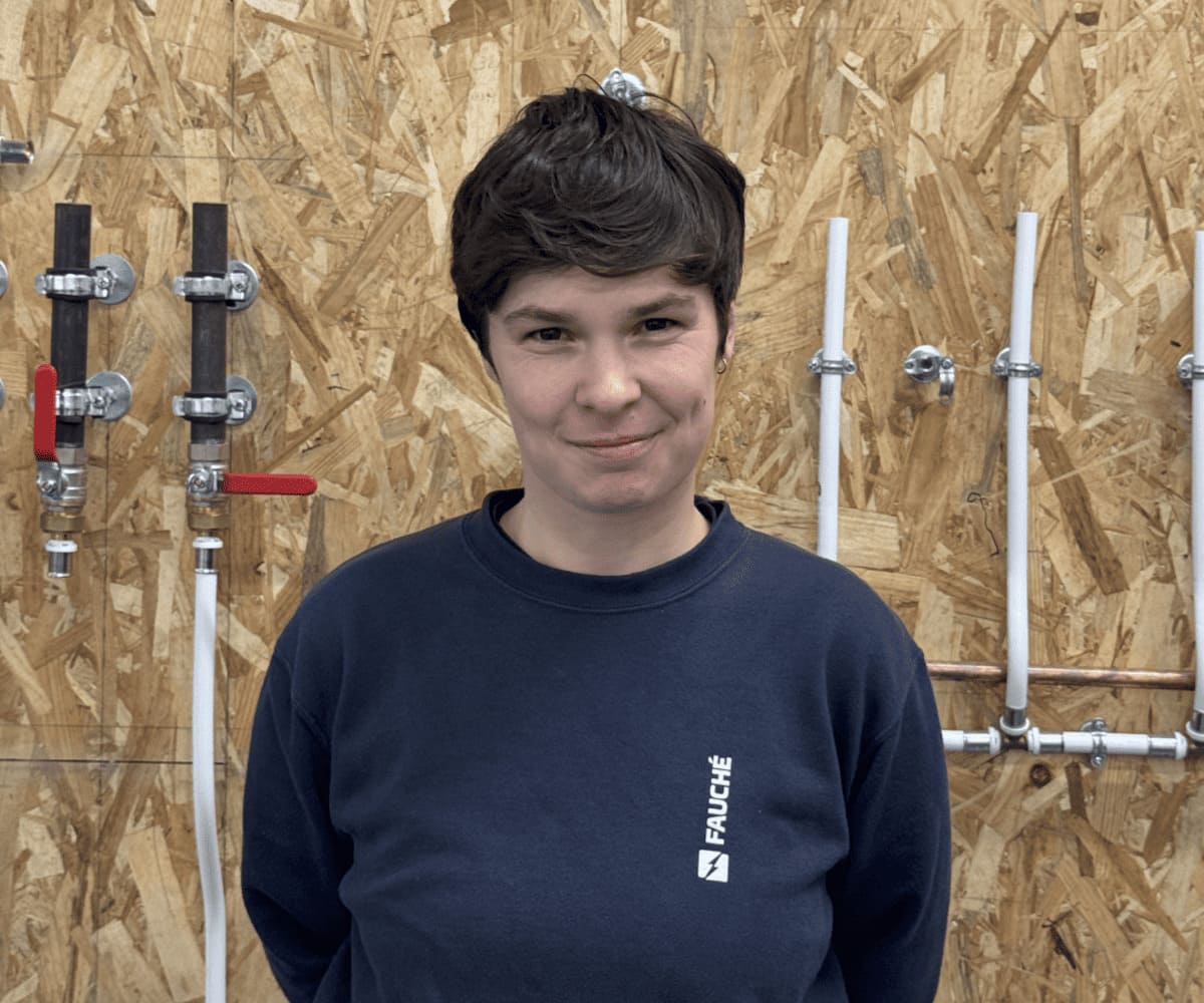 Alternante de l'École Gustave en formation de plombière-chauffage