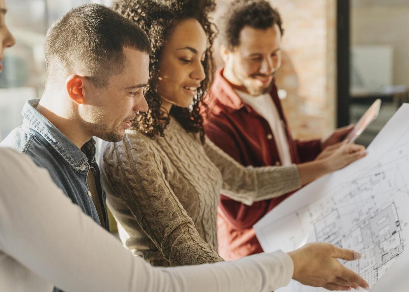 Formation BTP adulte : des apprenants étudient un plan en groupe