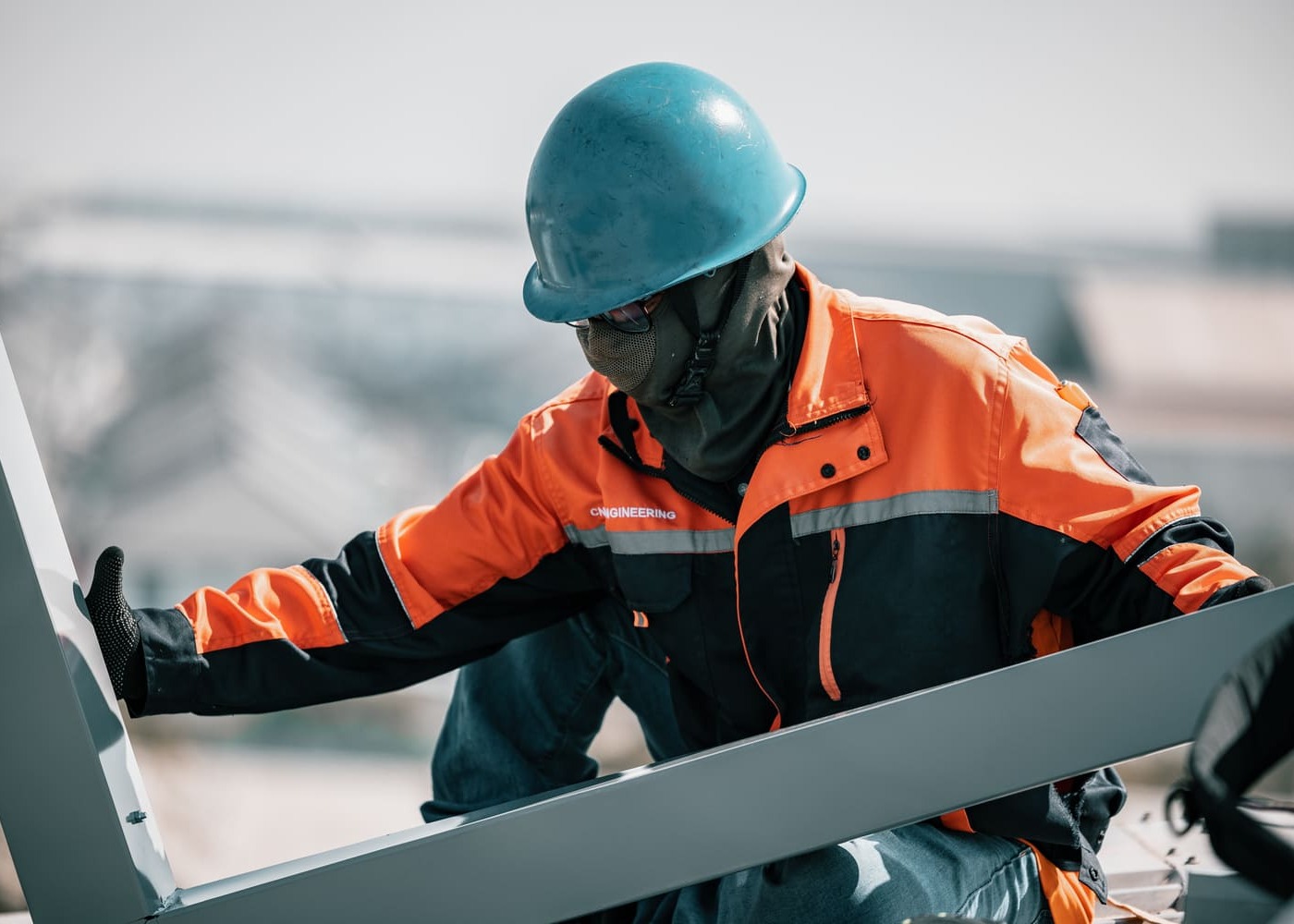 Salaire métier BTP : ouvrier en tenue de sécurité sur un chantier de construction
