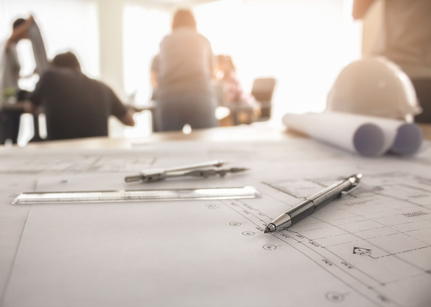 Plans techniques, outils et casque de chantier dans un bureau de formation BTP