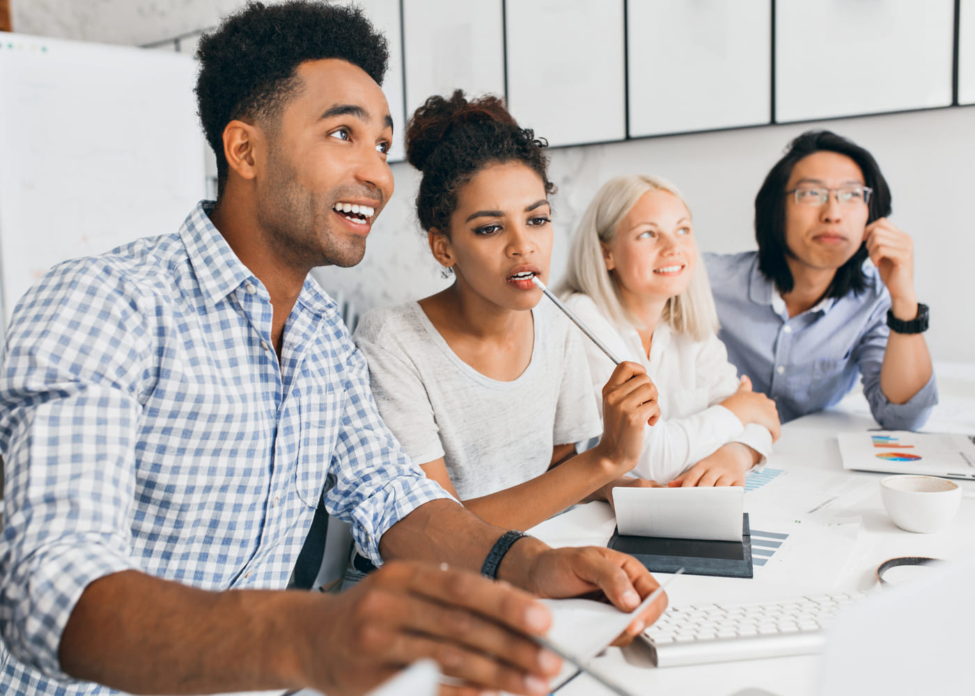 Adultes en formation travaillant en groupe dans un espace moderne