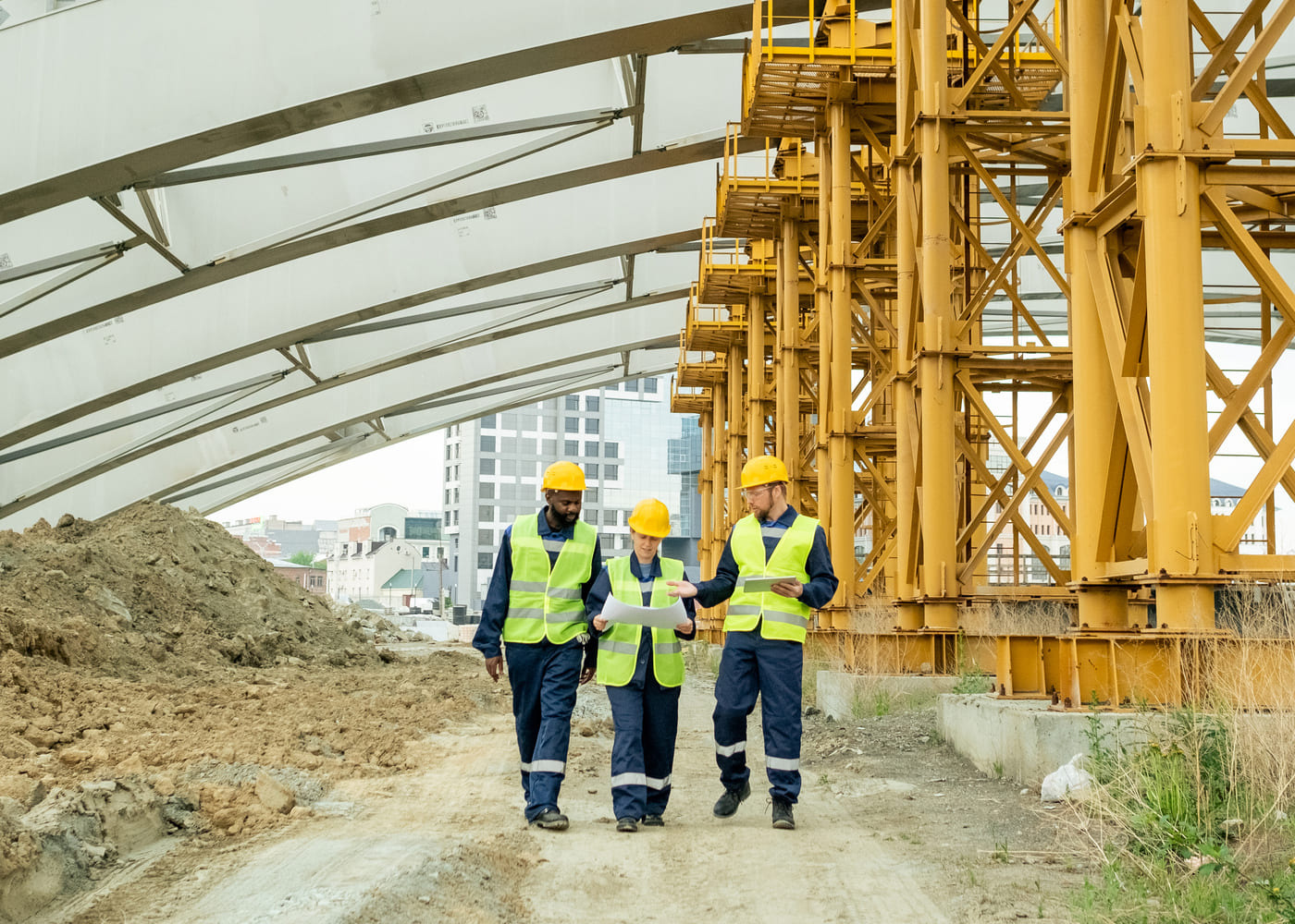 Débutant BTP et équipe en équipement de sécurité sur un chantier de construction